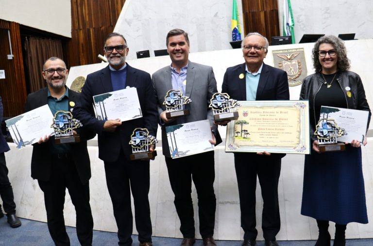 Alep homenageia Fiocruz e IBMP e entrega título de Cidadão Honorário do Paraná a Pedro Barbosa, diretor-presidente do IBMP